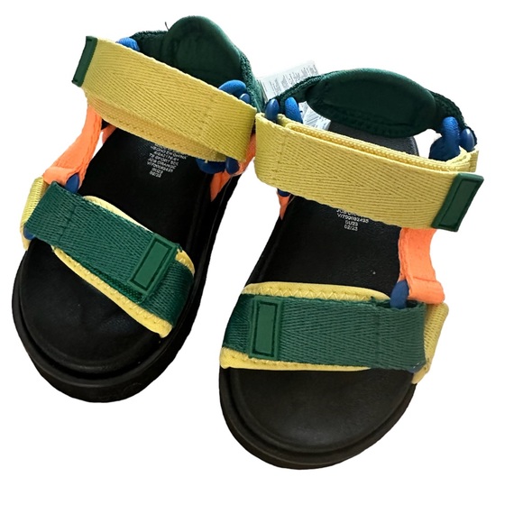 Gap toddler sporty sandals, size 5/6 - Picture 1 of 3